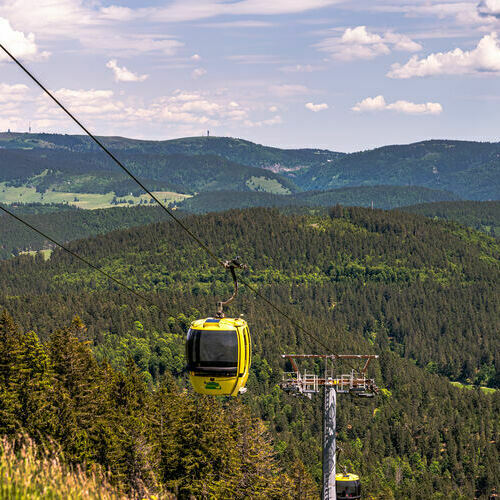 Gondel der Belchen-Seilbahn kurz vor der Bergstation. Im Hintergrund zu sehen sind der Feldberg mit der Wetterwarte und dem Feldbergturm.