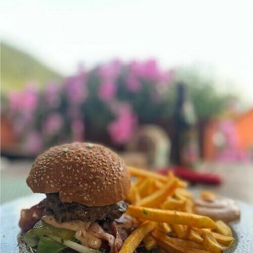 Fr Gste und Einheimische gibt es in unserer Gaststtte unter anderem auch leckeren Burger mit Pommes