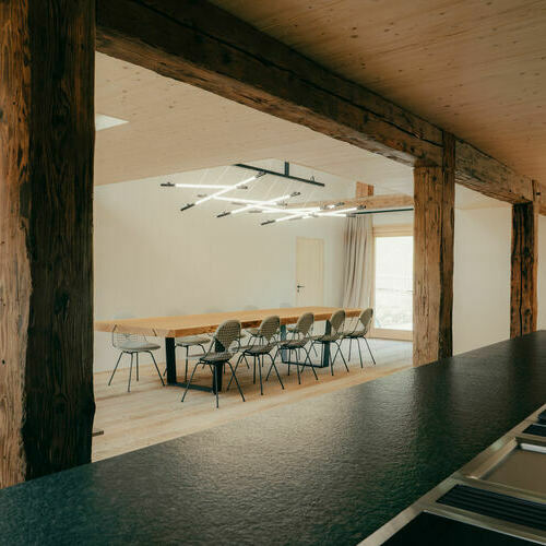 Der grozgige Entertainment Bereich mit unserer professionellen Kche aus Rohstahl mit hochwertigen GAGGENAU-Gerten, einem Essbereich mit einem 4 Meter langen Eichentisch.