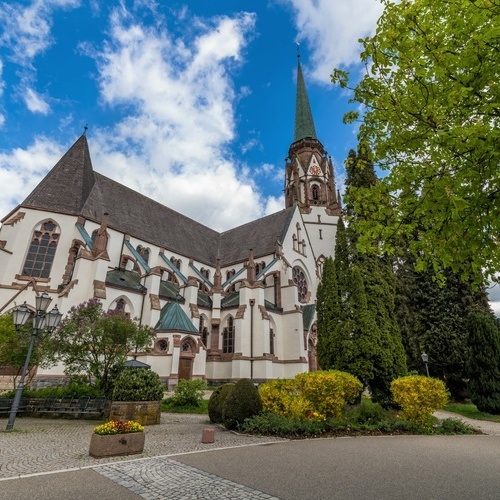 Die Kirche Maria Himmelfahrt im Stadtzentrum von Schönau. - 